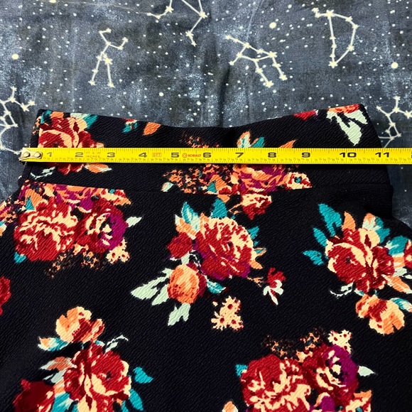 ✨Host Pick!✨ NWOT Charlotte Russe Navy Floral Pattern Skater Skirt - Picture 5 of 5